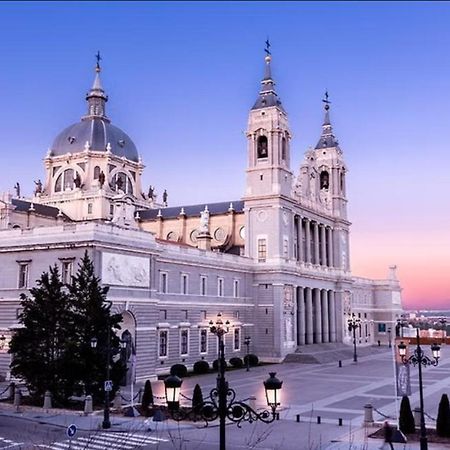 Hostel Puerta Del Angel Madrid Exteriör bild