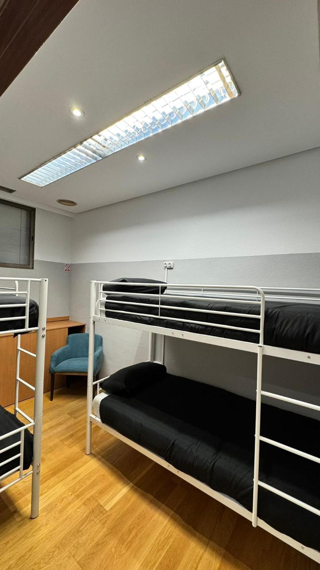 Hostel Puerta Del Angel Madrid Exteriör bild