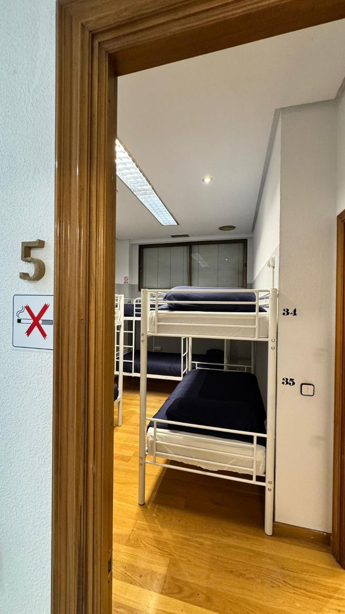 Hostel Puerta Del Angel Madrid Exteriör bild