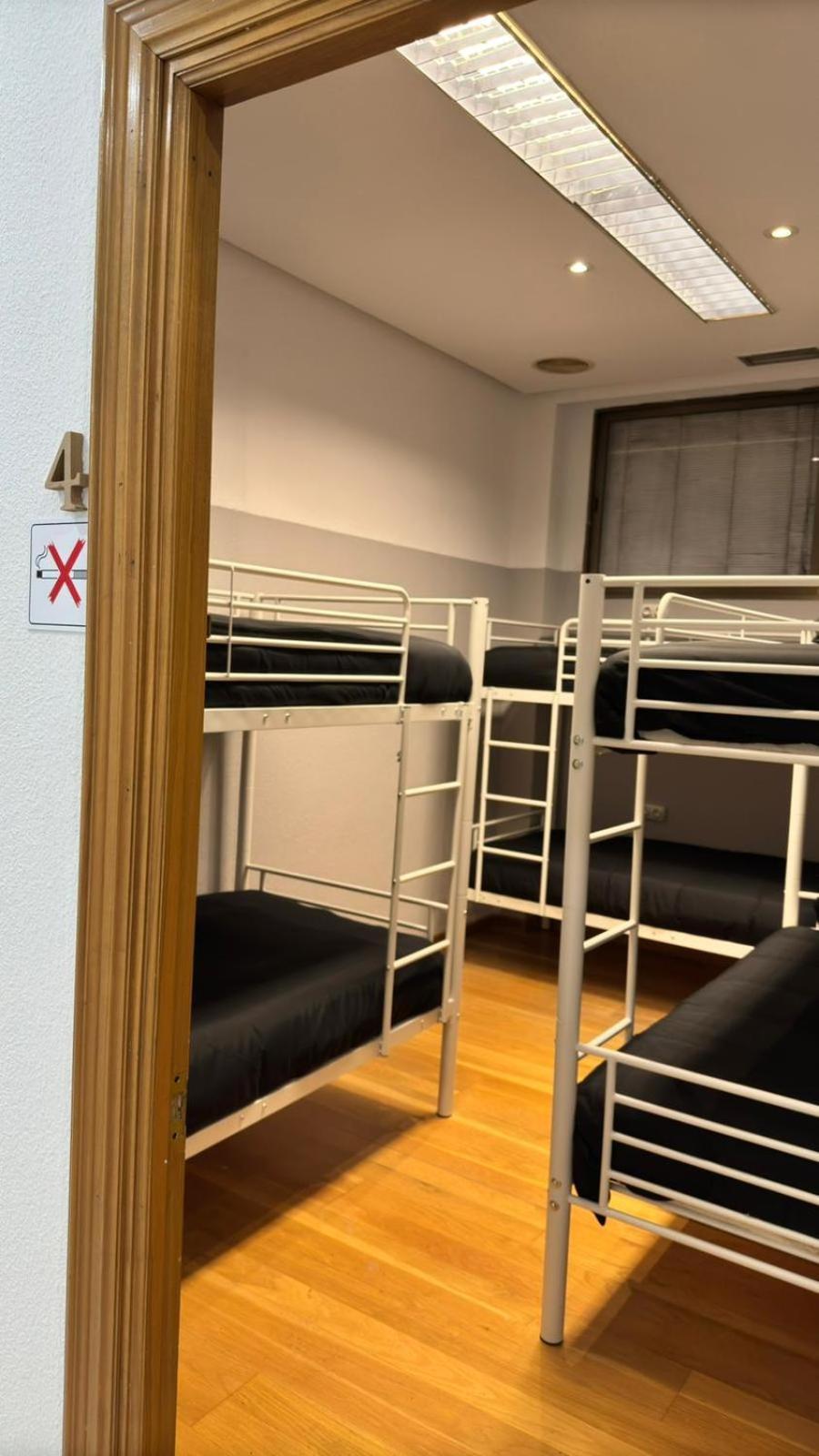 Hostel Puerta Del Angel Madrid Exteriör bild