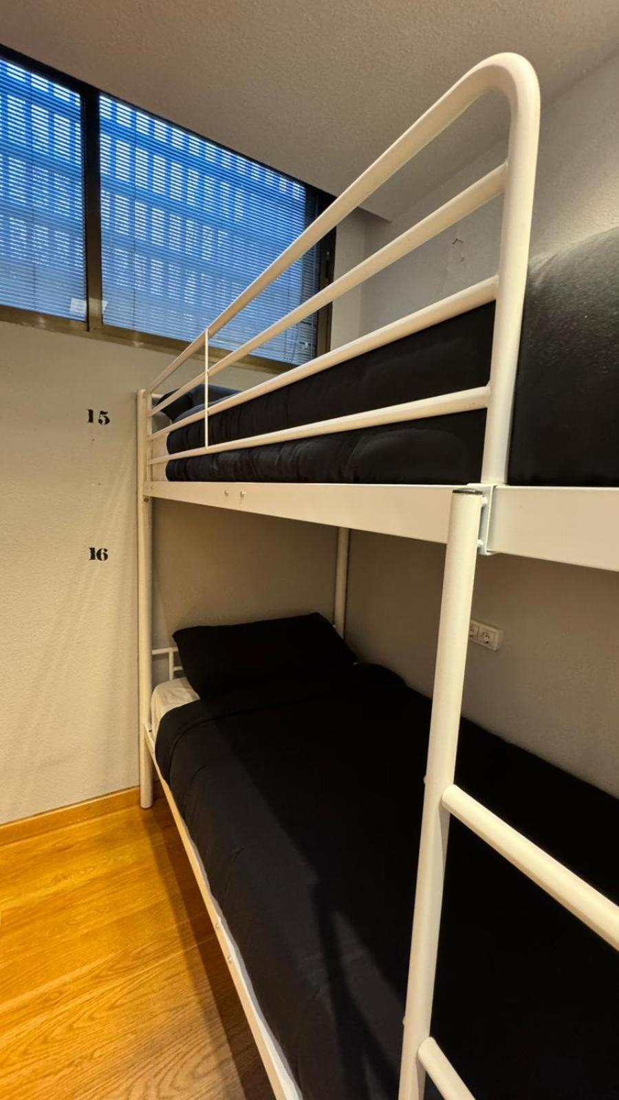Hostel Puerta Del Angel Madrid Exteriör bild