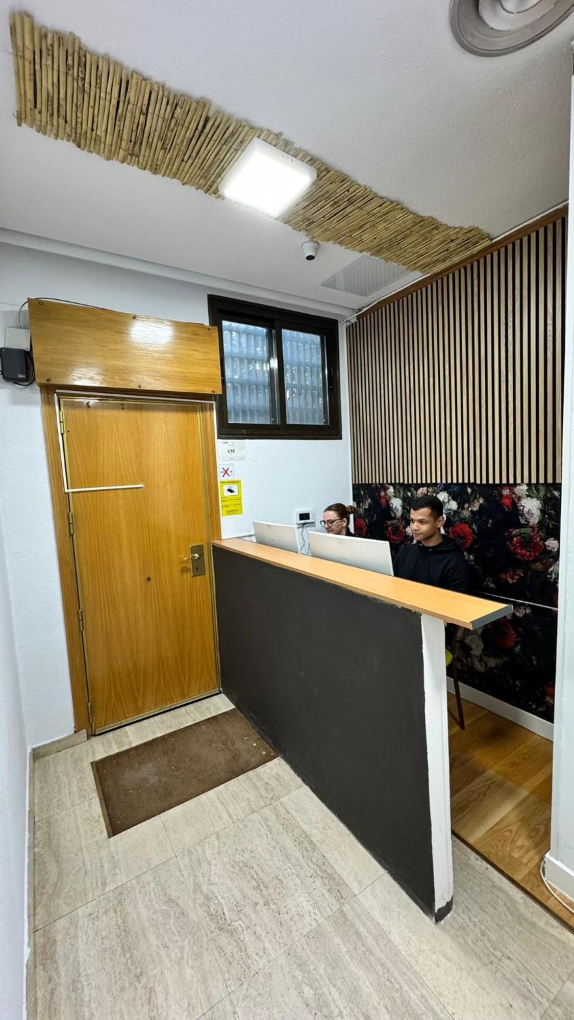 Hostel Puerta Del Angel Madrid Exteriör bild